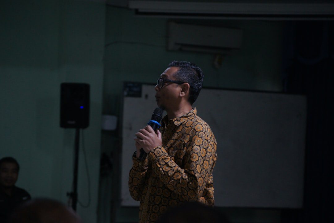 temperament evaluation — Man in patterned shirt speaks into microphone